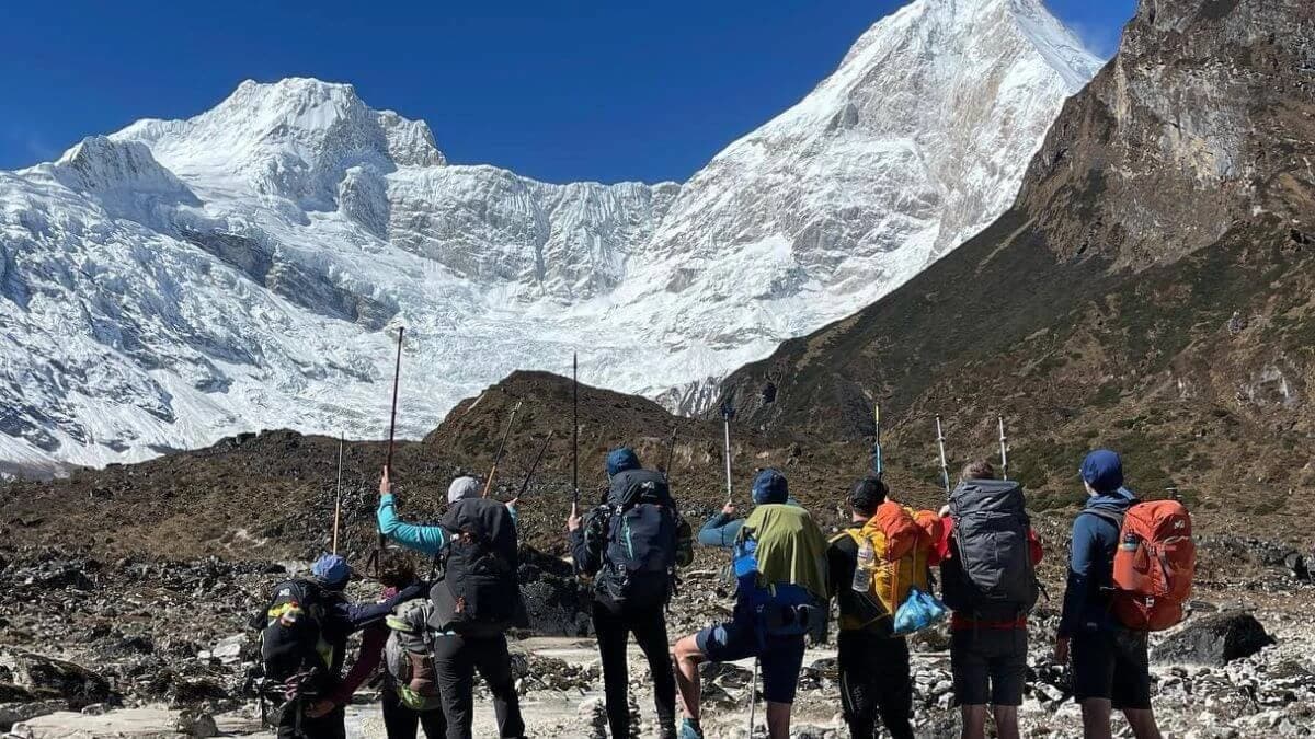 Trekkers posing infront of Annapurna Massif